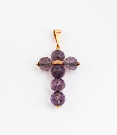 null Pendentif croix en or jaune (750), formé de perles d'améthystes facettées et...