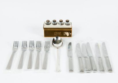 CHRISTOFLE 

- 5 fourchettes en métal argenté, modèle style Art Déco, spatule à lignes...