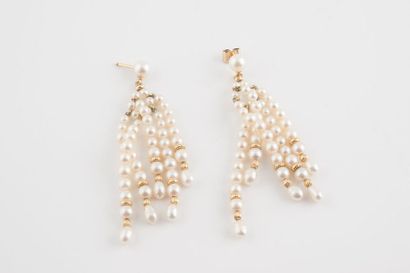 null Paire de pendants d'oreilles en or jaune (750) à cinq brins de perles de culture...
