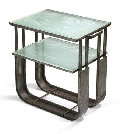 Edgard BRANDT (1880-1960) Table desserte en métal brossé à double plateau rectangulaire...