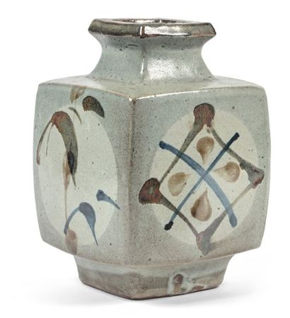 Shoji HAMADA (1894-1978) Vase bouteille en grès vernissé de section rectangulaire...