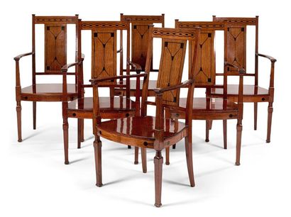 TRAVAIL BELGE Suite de dix fauteuils en bois mouluré sculpté, dossier ajouré à décor...