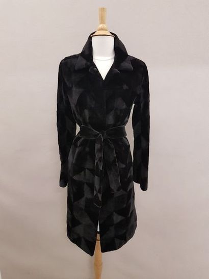 J. MENDEL 

Manteau mi-long en fourrure noire à motifs géométriques. 

Taille : 36/38....