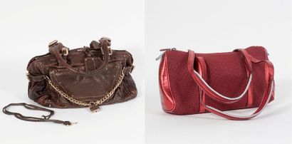 null Lot comprenant : 

- CHLOE, Paddington Sachtel 

Sac en cuir marron et garniture...