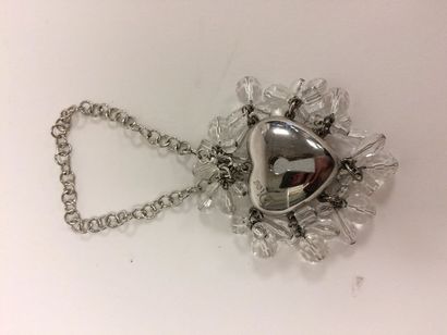 DIOR 

Porte-clés de sac en forme de coeur en métal argenté et perles facettées....