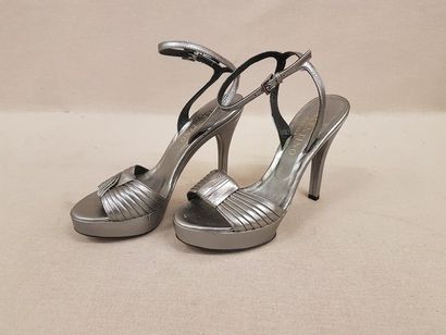 Valentino GARAVANI 

Paire de sandales en cuir argent. 

Lanière stylisant un noeud....