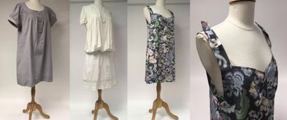 null Lot de trois robes : 

- SEE by CHLOE 

Robe en soie à imprimé fleuri de forme...