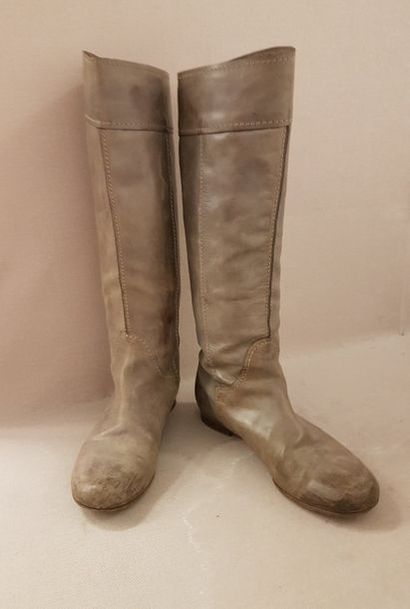 CHLOE 

Paire de bottes plates en cuir beige taupe à surpiqûres. 

Pointure 39. 

Usures...