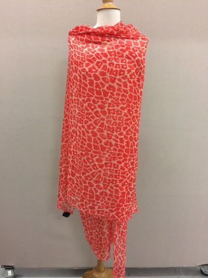 FENDI 

Paréo en voile de coton imprimé léopard rouge et crème. 

Bordure frangée....