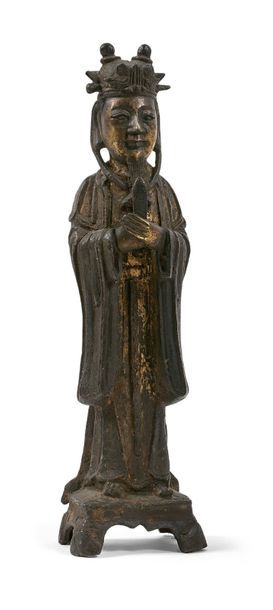CHINE - Epoque MING (1368-1644) 
Dignitaire debout tenant un rouleau en bronze.
Le...