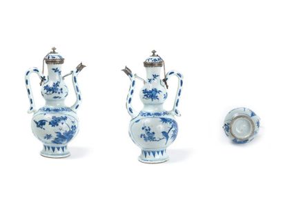 CHINE - PÉRIODE TRANSITION, XVIIE SIÈCLE 
Verseuse de forme double gourde en porcelaine...