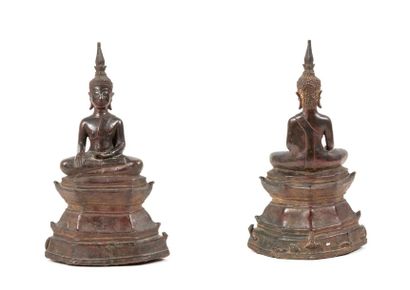LAOS - XVIIIe siècle 
Statuette de bouddha en bronze à patine brune, assis en padmasana...