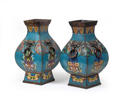 CHINE, fin du XIXème-début du XXème siècle 
Paire de vases de forme Fanghu en cuivre...