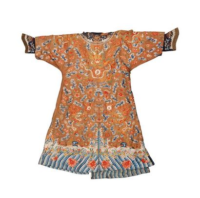 CHINE, fin du XIXème-début du XXème siècle 
Kimono en soie orangée brodée à décor...