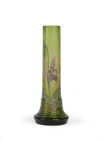 Émile GALLÉ (1846-1904) 
Vase tubulaire à base élargie annelée et ourlée.
En verre...