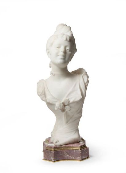 D'après Hippolyte MOREAU (1832-1927) 
Jeune femme souriante en buste.
Sculpture en...