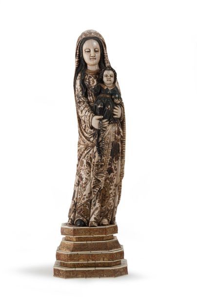 null **Vierge à l'Enfant tenant le globe et bénissant en ivoire (pré-Convention)...