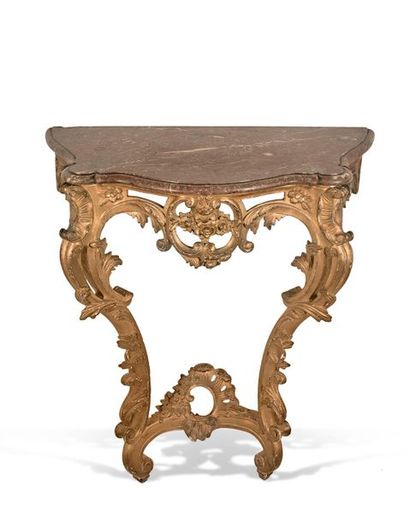 null Petite console d'entre-deux en bois doré et sculpté à décor ajouré d'enroulements...