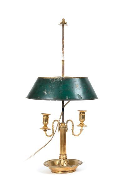 null Lampe bouillotte en bronze ciselé et doré à deux bras de lumière sur fût central...