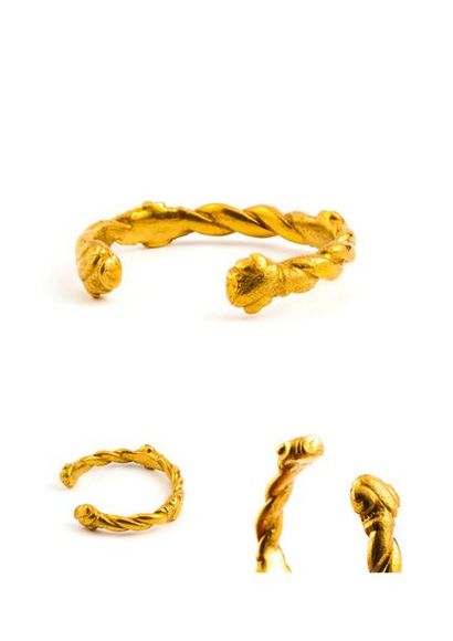  Bracelet ouvert en or massif (min 750). Il est décoré d'une torsade et de quatre...