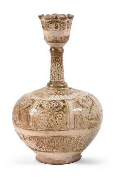 null IRAN, Seldjoukide, XII-XIIIe siècle Bouteille à décor de compartiments.
Panse...