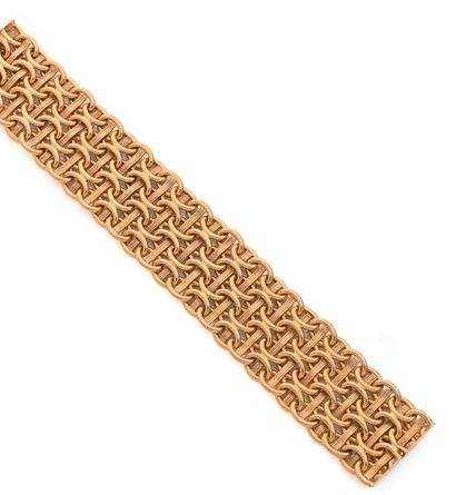 null Bracelet ruban en or jaune (750) formé de quatre lignes de maillons ovales réunis...