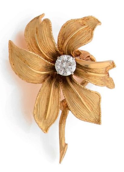 Michèle Morgan (1920-2016) Broche fleur épanouie en or jaune (750), les pétales travaillés...