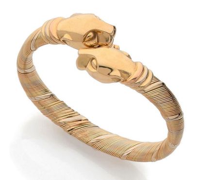 CARTIER Paris Cougar
Bracelet semi rigide ouvrant en or (750) trois tons terminé...