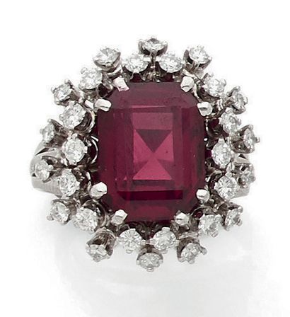 PIAGET Bague fleur en or gris (750) ornée d'un grenat de taille octogonale à degrés...