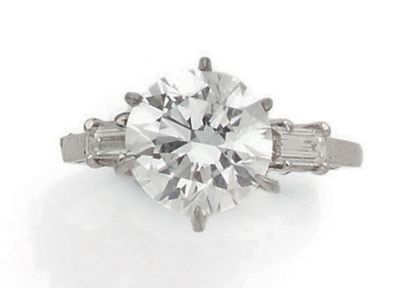 null Bague solitaire en or gris (750) centrée d'un diamant taille brillant en serti...
