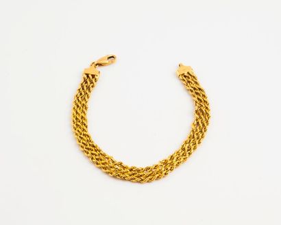 null Bracelet en or jaune (750) à trois rangs de chaîne torsadée. 

Fermoir mousqueton....