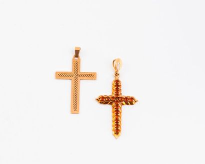 null Deux pendentifs en forme de croix en or jaune (750), l'un orné de pierres orange...
