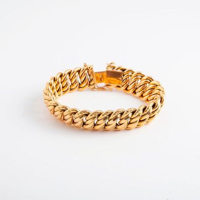 null Bracelet articulé en or jaune (750) à maille américaine partiellement limée....
