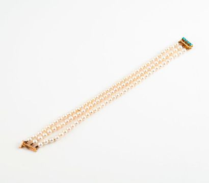 null Bracelet formé de trois rangs de perles de culture blanches. 

Fermoir en or...