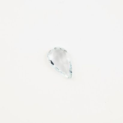 null Aigue-marine pâle de forme poire sur papier 

Poids : 3 carats - H. : 14 mm...