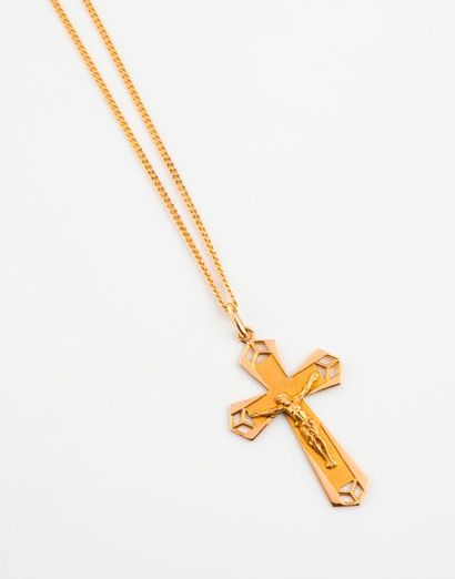 null Pendentif croix en or jaune (750) en partie amati et sa chaîne de cou en or...