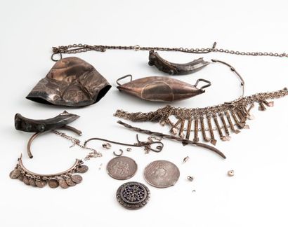 null Débris de bijoux et objets en argent (min. 800).

Poids total net des éléments...