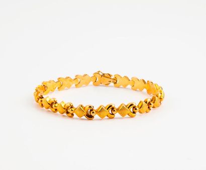 null Bracelet articulé en or jaune (750) à motif de losanges guillochés alternés...