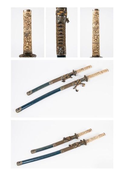 JAPON, XXème siècle 

Deux sabres.

Monture en métal.

Fusées en résine imitant l'os...