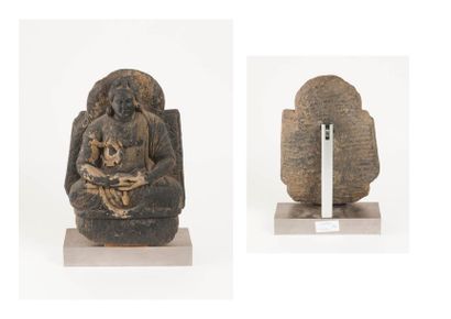 Dans le goût de l'ART GRECO-BOUDDHIQUE DU GANDHARA 

Bouddha assis en lotus.

Bas-relief...