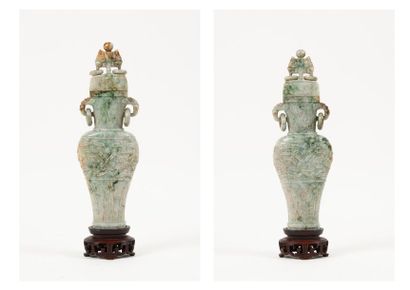 CHINE, début du XXème siècle 

Vase couvert en balustre aplati en jade blanc-bleuté...
