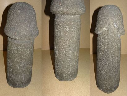 CHINE, XXème siècle 

Phallus en basalte, gravé sur une face de calligraphies.

H....