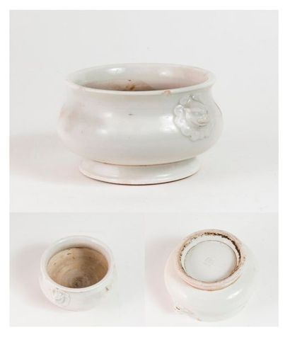 CHINE - EPOQUE KANGXI (1662 - 1722) 

Brûle-parfum circulaire en blanc de Chine sur...