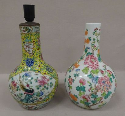 CHINE, début du XXème siècle 

Deux vases bouteilles en porcelaine à décor polychrome...