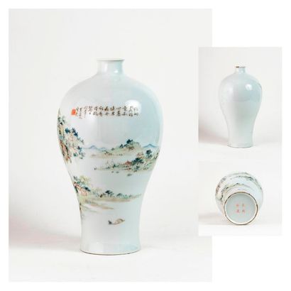 CHINE, première moitié du XXème siècle. 

Vase en balustre inversé, à petit col,...