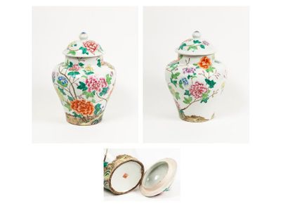 CHINE, XXème siècle 

Potiche couverte en porcelaine à décor polychrome de pivoines....