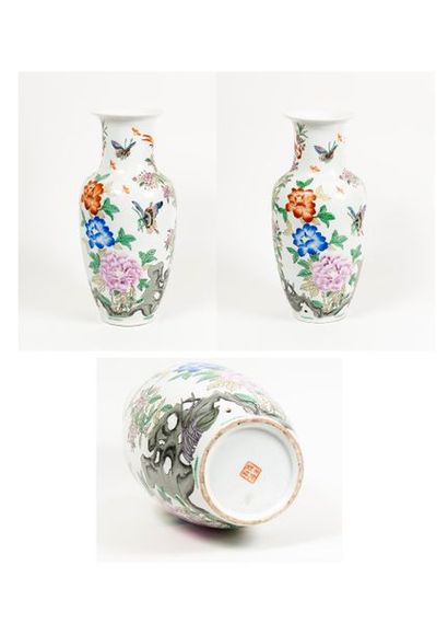 CHINE, XXème siècle 

Paire de vases en balustre en porcelaine à décor polychrome...