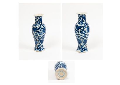 CHINE, XXème siècle 

Vase balustre en porcelaine à décor de rinceaux bleus. 

H....