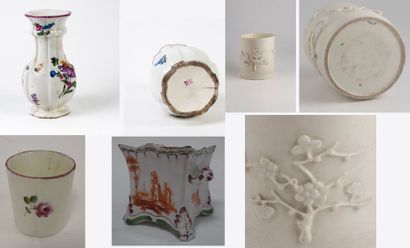 France, XVIIIème siècle 

- MENNECY

* Vase sur petit piédouche en porcelaine tendre...