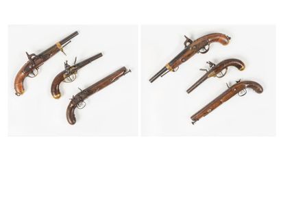 null Lot de trois pistolets : 

1 - Pistolet de cavalerie, modèle 1777.

Platine...